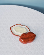 Plato con tapa rojo - labios blancos Les Objets Mouleversant
